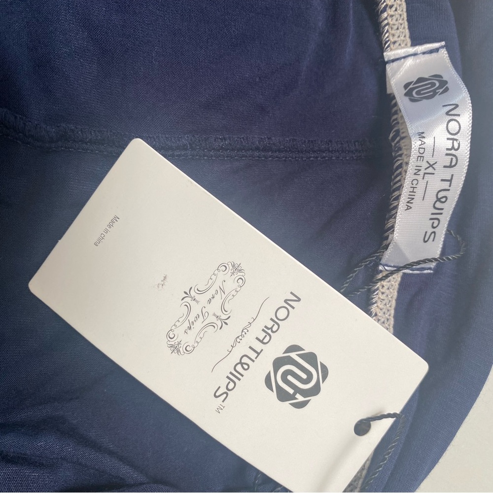 NWT lightweight Robe - Picture 2 of 4